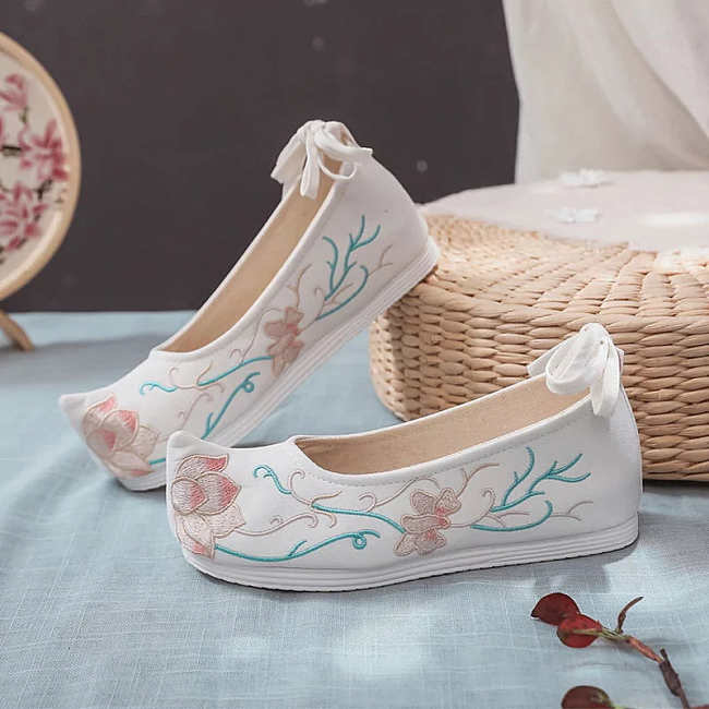 Beijing Cloth Low Sole Shoes Antique White Lotus Flower - 1