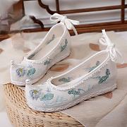 Chinese Traditional Shoes White Pearl Toe - 1